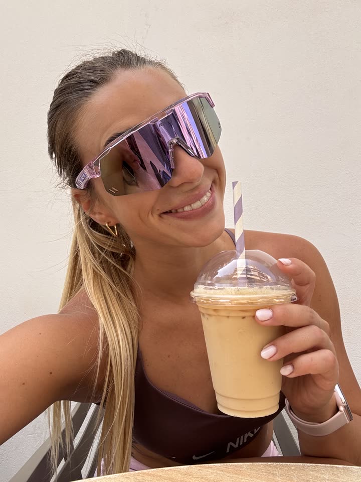 UGC Content Lifestyle mit Eiskaffee